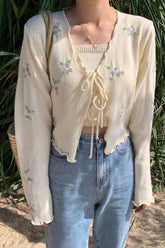 Eleganter Pullover mit Vintage-Blumenstickerei und Krawatte vorne